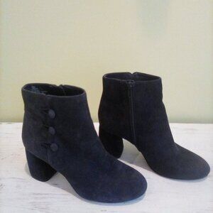 Nine West navy blue suede ankle boots with 2 in heel size 6 1\2